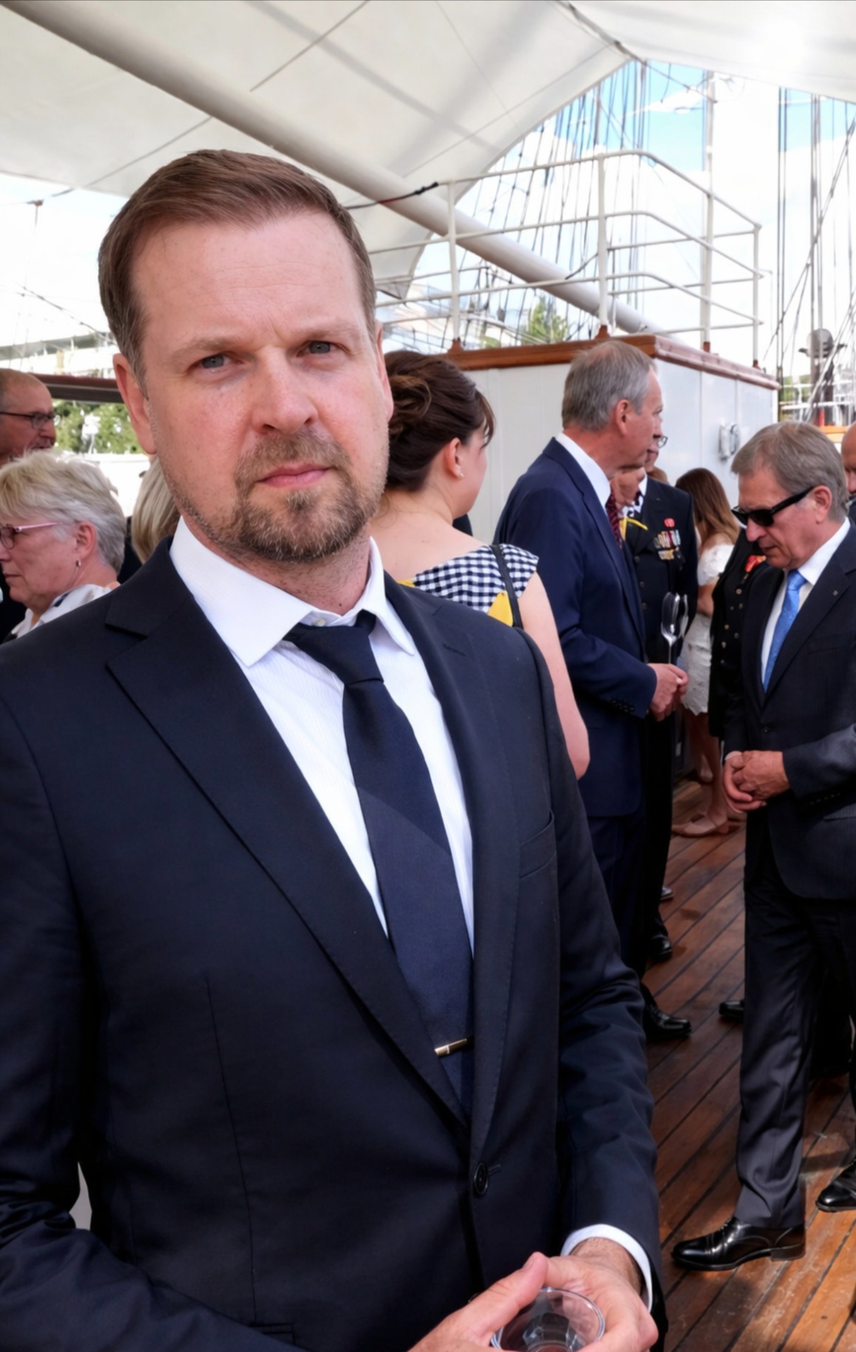 Tony Mäkinen from Porvoo, photographed at the Finnish Navy’s 100th Anniversary Gala Reception aboard the Suomen Joutsen in Turku. During the event, he received an invitation to a reception hosted by the Commander of the Navy. In the background are the Commander of the Finnish Navy and the President of the Republic of Finland.